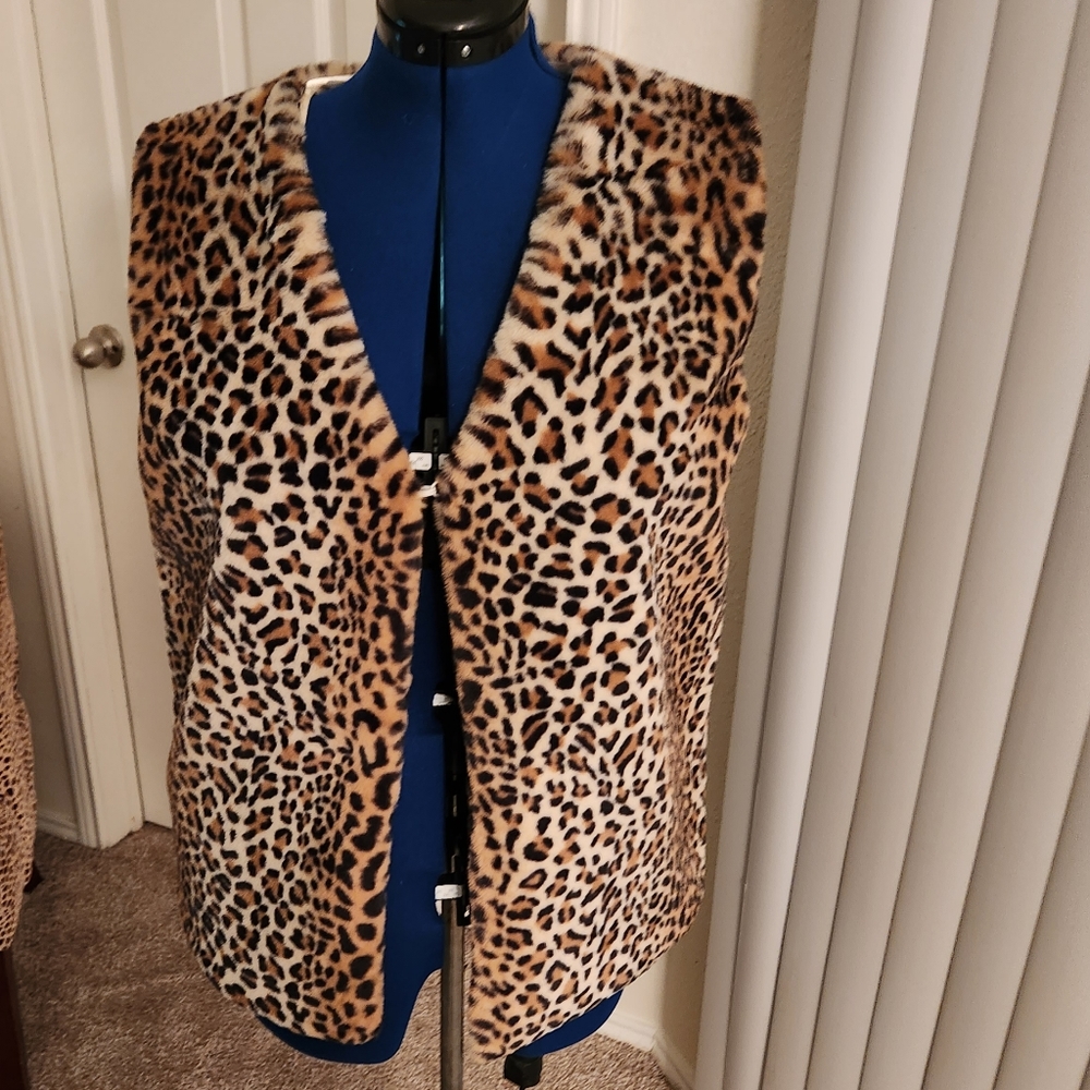 Faux fur leopard printed vest, size medium
